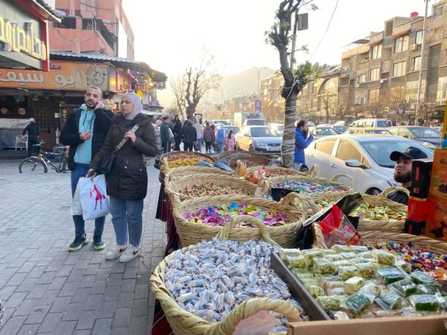 العاملون في العيد بين الغياب الاجتماعي والاستغلال المادي