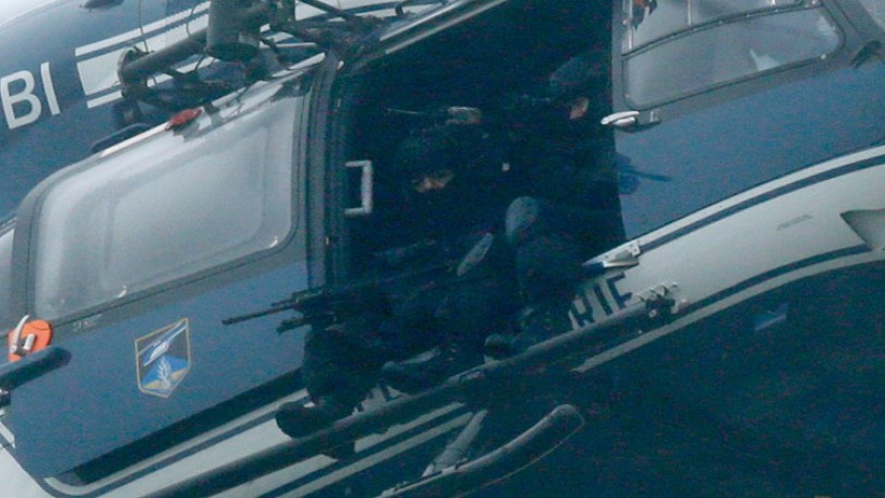 الشرطة تحاصر الأخوين كواشي وهولاند يدعو الفرنسيين للتظاهر ضد الإرهاب