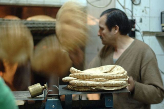 الطوابير: (أين الطحين يا وزير&raquo;؟