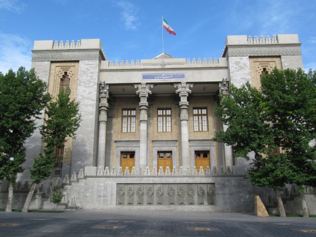 الخارجية الإيرانية: لا أثر عمليا للعقوبات الأمريكية المزمع فرضها وإيران لن تتخلى عن حق تصدير الأسلحة