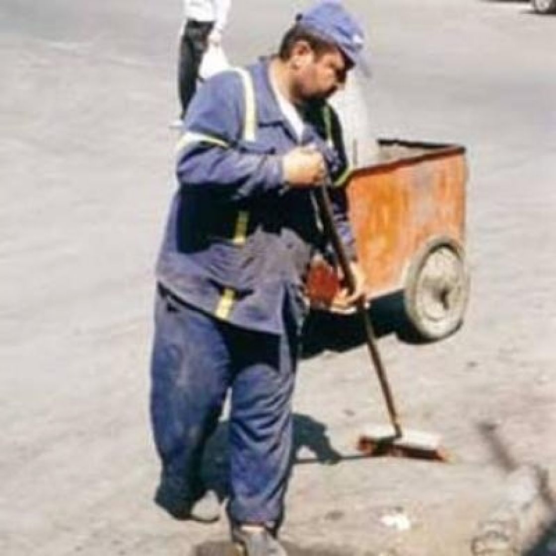 عمال النظافة..شروط عمل صعبة، وحقوق غائبة!!