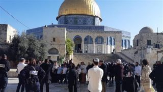 عشرات المستوطنين يقتحمون الأقصى واعتقال 19 فلسطينياً بالضفة