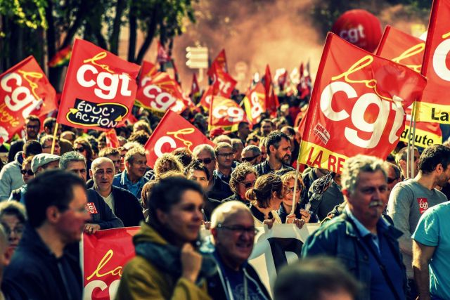 احتجاجات في تونس وفرنسا والأرجنتين