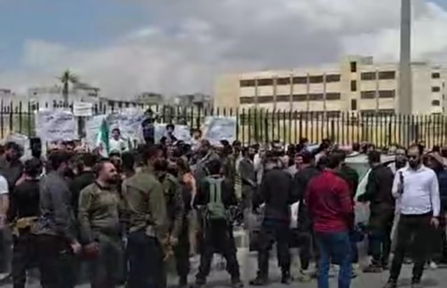 ريف حلب - ترحين: احتجاج لمئات أصحاب وعمال الحراقات مطالبين ببدائل اقتصادية عوضاً عن الإزالة