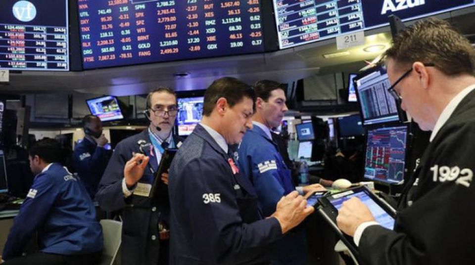 &laquo;موجة حمراء&raquo; تطغى على أسواق العالم... و&laquo;مؤشر الخوف&raquo; إلى أعلى مستوى في 6 أشهر