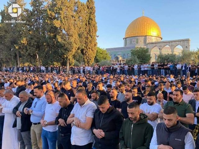 100 ألف فلسطيني يؤدون صلاة عيد الفطر في الأقصى ويهتفون للقدس وغزّة