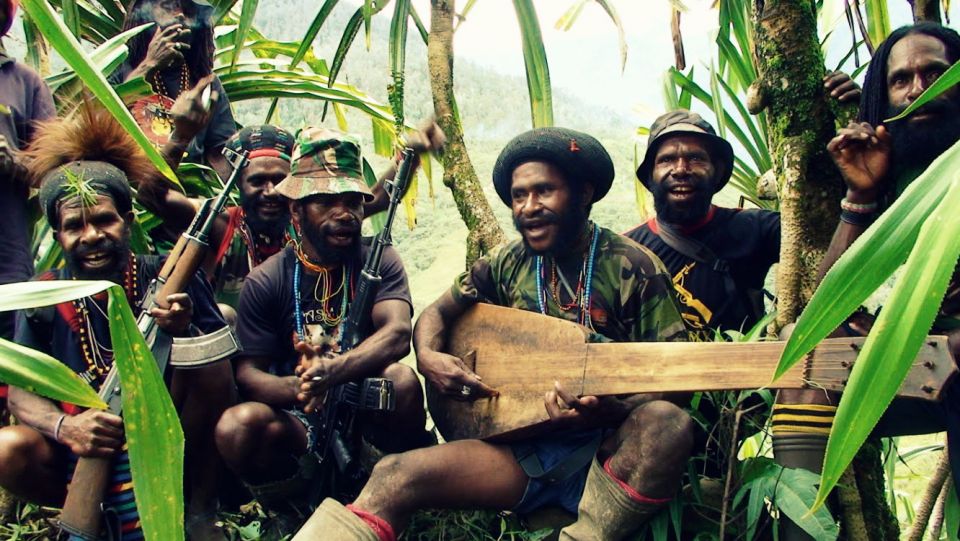 هنالك تعتيم على الاحتلال الوحشي لبابوا الغربية في الإعلام السائد، ذلك أنّ الشركات البريطانية والأمريكية تتربّح من العنف السائد