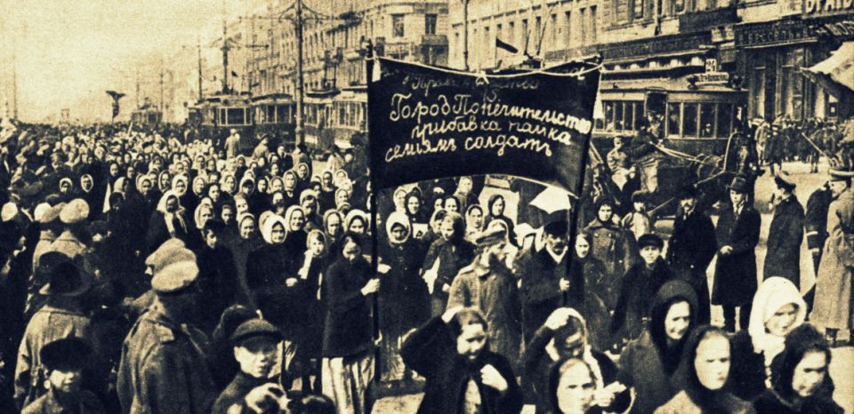 المرحّبون بلينين، دخلوا به إلى قاعة محطة القطار هناك، ليلقي أول كلمة في العمال 