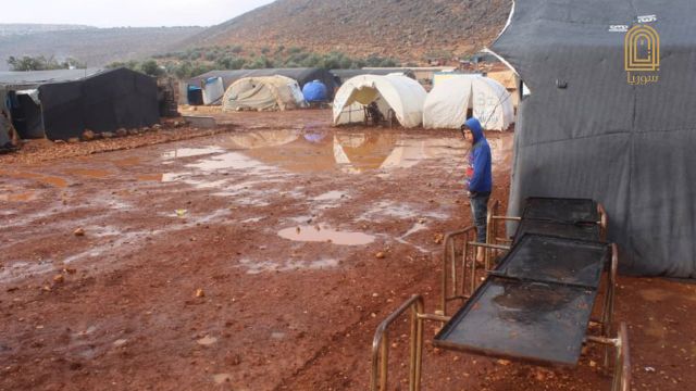 النازحون في مخيمات إدلب وريف حلب، تحت رحمة العاصفة