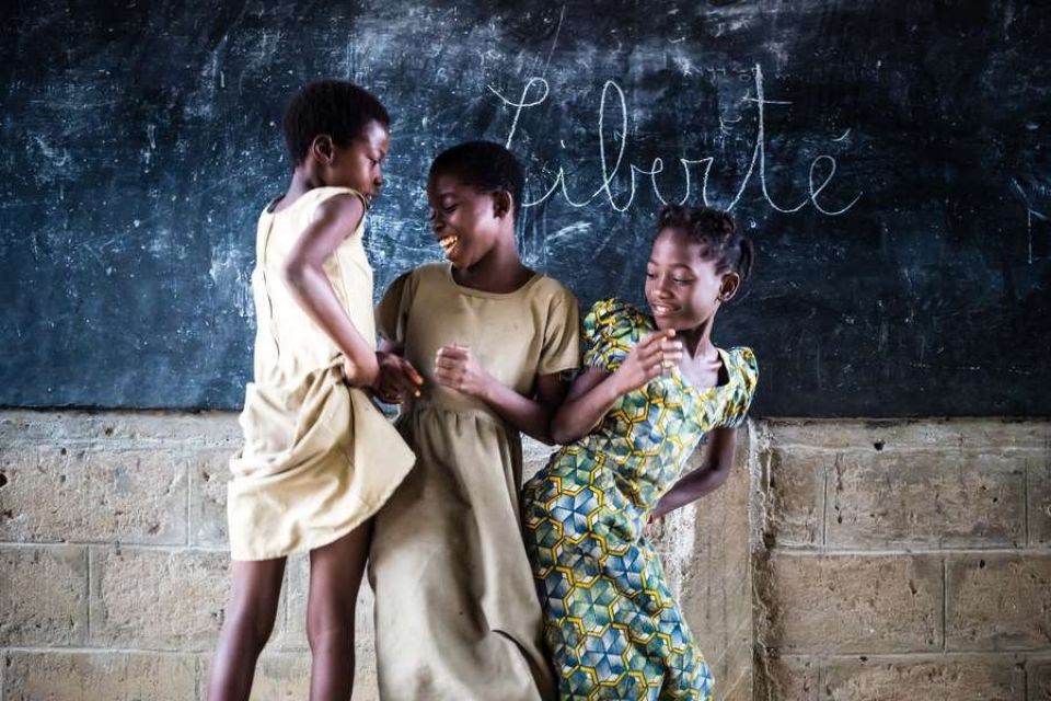 العلم السائد واللغة والتفكيك؟