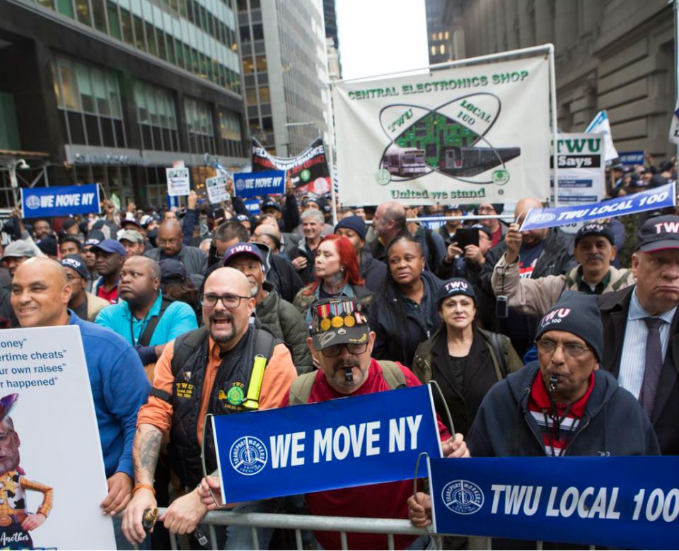 عمّال النقل الأمريكيون يهددون حاكم نيويورك