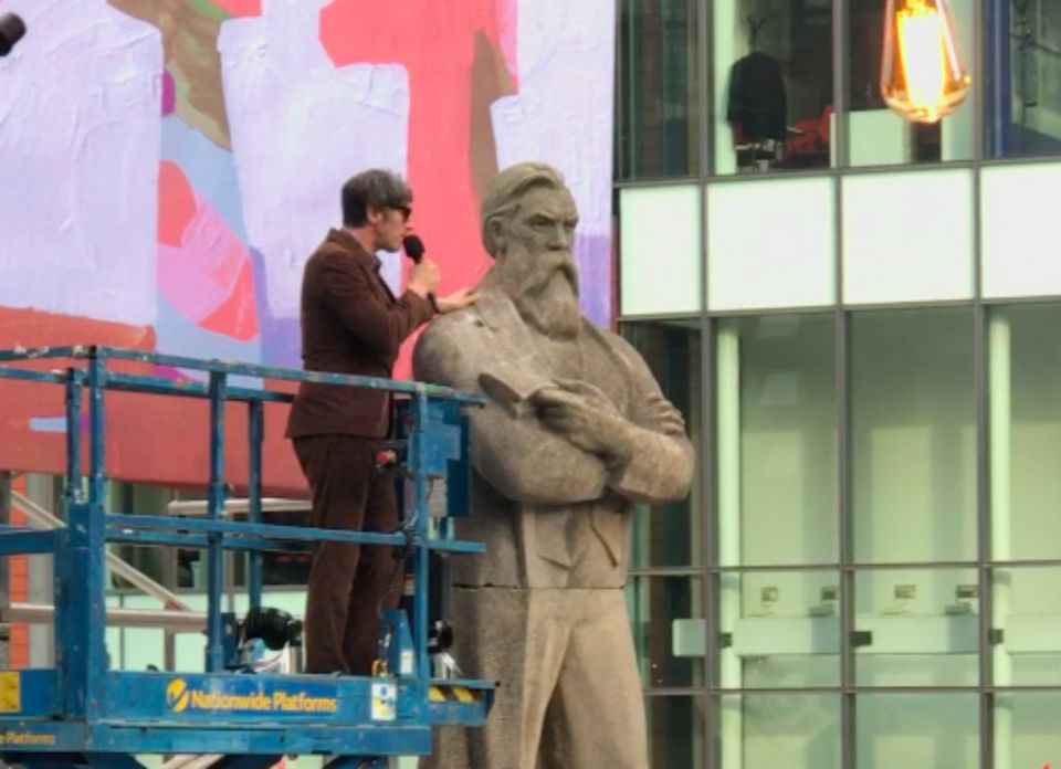 آنجلس ليس تمثالاً