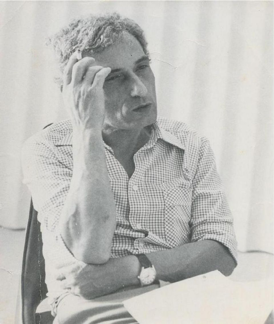 مازال حنظلة يقف أمامنا!