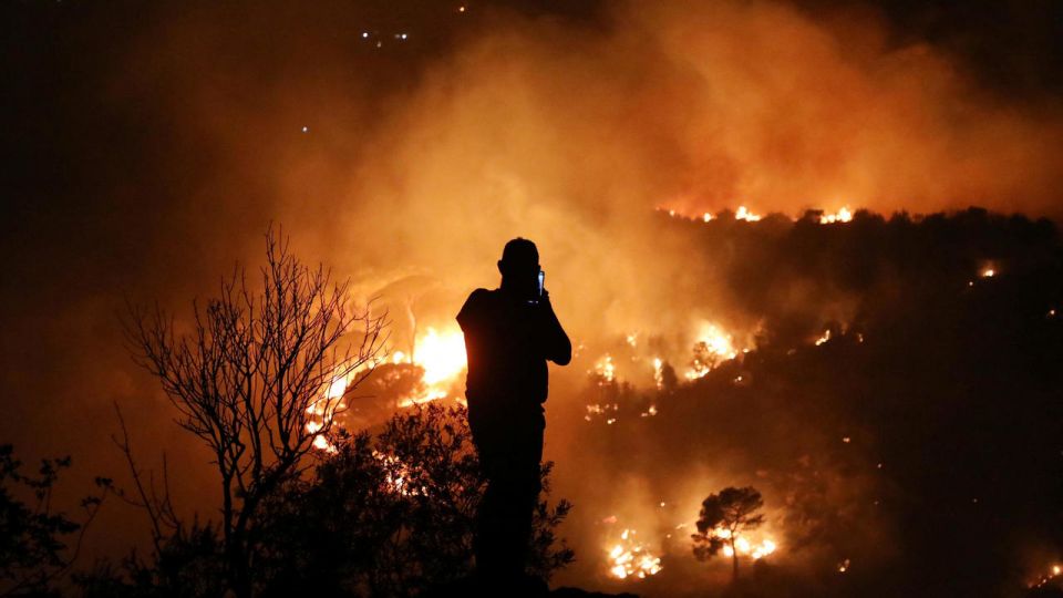 ما هي الأهداف السياسية لكارثة الحرائق، ولطريقة التعامل الإعلامي معها؟