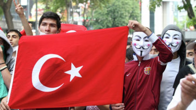 تركيا: متظاهرون يطالبون حكومة أردوغان بالاستقالة بعد فضيحة الفساد