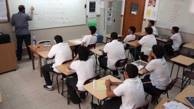 بينهم سوريون: الكويت ترحّل أكثر من 2000 مدرّس وافد