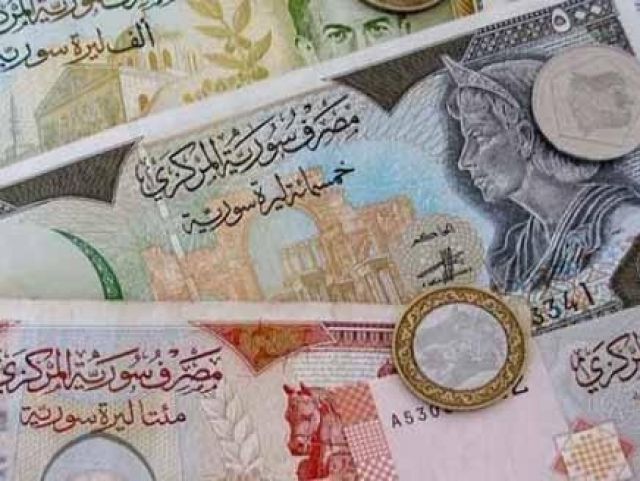 استحقاق تحسين المستوى المعيشي للمواطن السوري يضع الحكومة أمام سيناريوهين!  إذا كان رفع الرواتب خياراً مؤجّلاً حتى تتوفّر الموارد... فلمَ لا تسعى لتخفيض الأسعار إذاً؟!