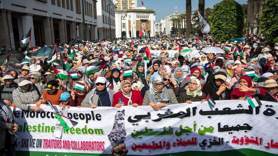 الشعب المغربي يحتج والحكومة تعقد اتفاقاتها مع كيان العدو