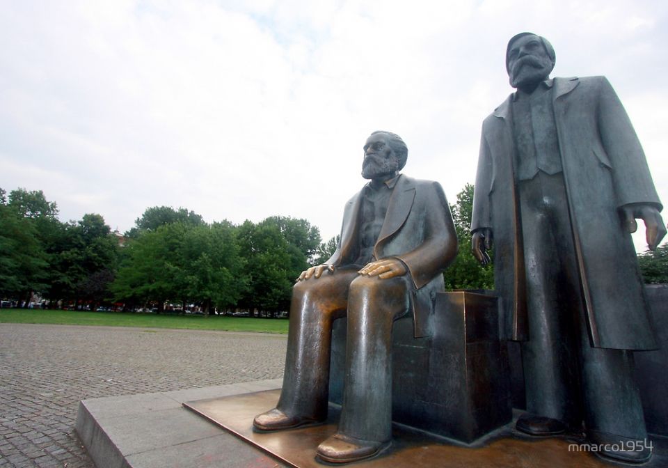 هل كان إنجلس ماركسياً؟