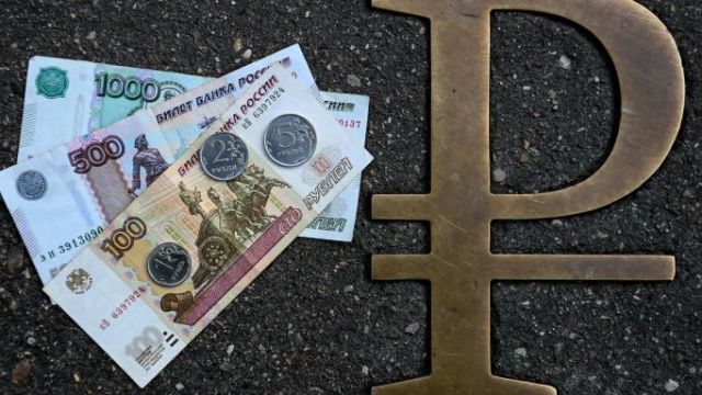 الروبل يرتفع فوق ما كان في بداية العملية العسكرية