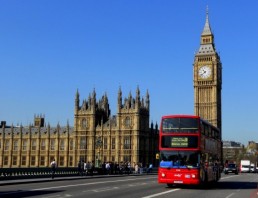 تيريزا ماي: "العالم يعمل لصالح قلة محظوظة" وخروجنا من الاتحاد الأوروبي "ثورة هادئة"