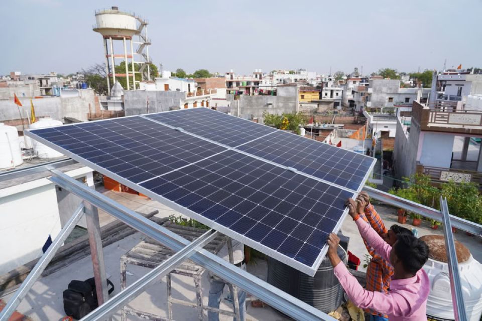 التحول إلى الطاقة الشمسية... بين رفاهية الإلزام والرقابة المفقودة