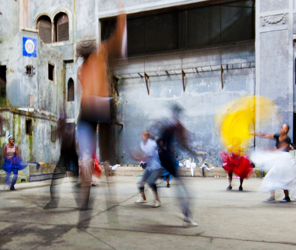 السعادة بين السائد ونقيضه