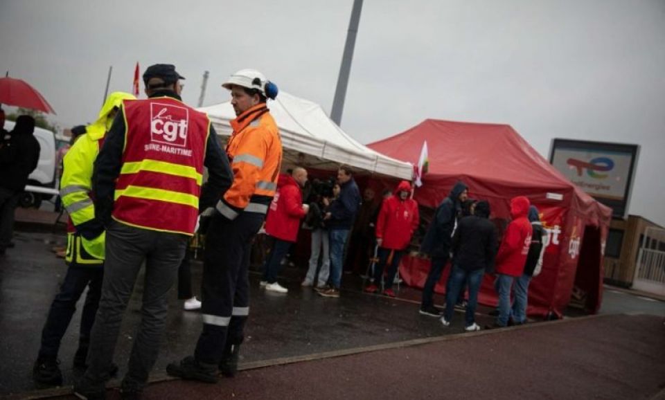 العمال الفرنسيون يمدّدون إضرابهم رافضين عرض &quot;توتال&quot; لأجور غير كافية