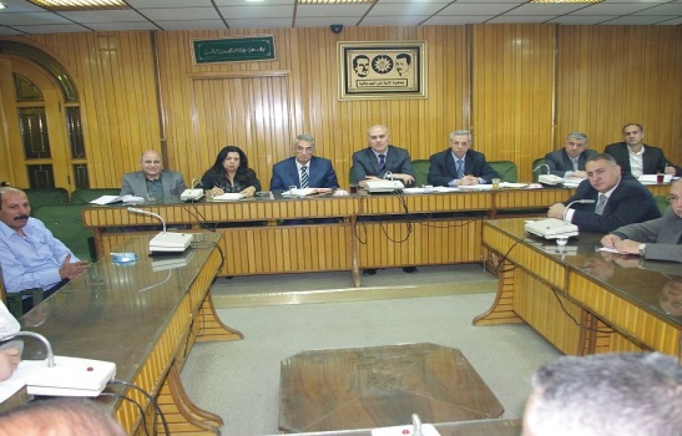 نقابيو دمشق في مجلسهم: إعادة النظر ببعض القوانين والأنظمة لتتلاءم مع الدستور!