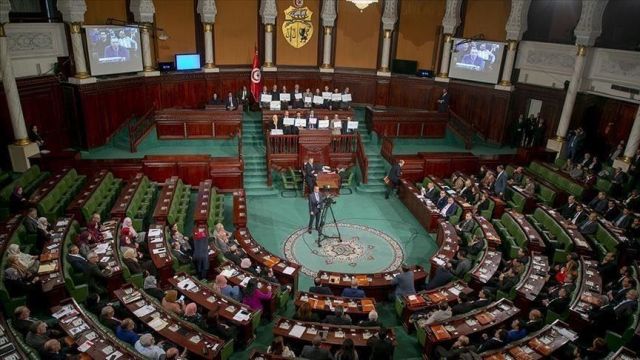 الغنوشي يعتبر حل البرلمان "باطلاً" وسعيّد يعتبر جلسته الافتراضية "مؤامرة"