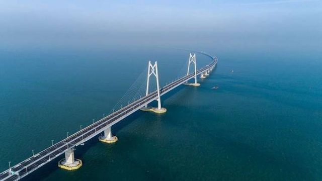 الصين تفتتح أطول جسر بحري في العالم