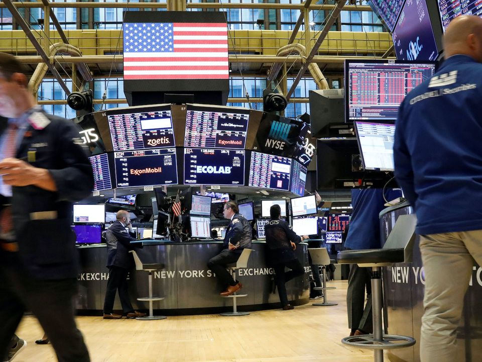 خسائر بالأسهم الأمريكية والخزانة تحذّر من «كارثة اقتصادية»