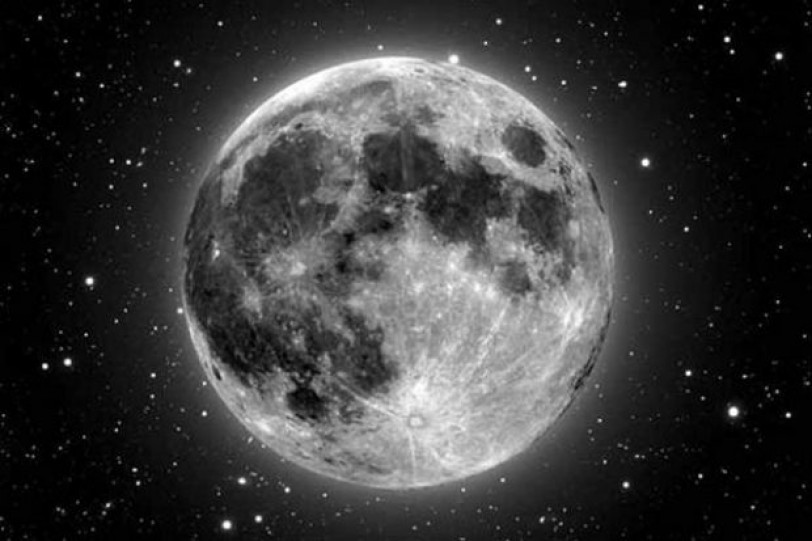 اكتشاف ثقوب وكهوف على سطح القمر