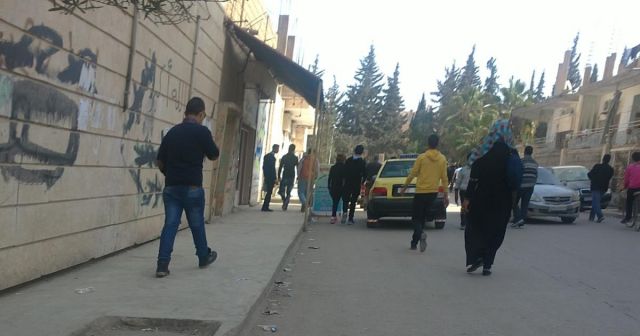 دير الزور.. المهجرون والعاملون بين مِطرقتين وسندان.!