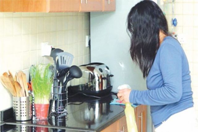 العمالة المنزلية مأساة وحكاية أسرية