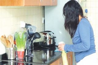 العمالة المنزلية مأساة وحكاية أسرية