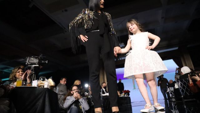 عرض أزياء ربحي واستغلال لبراءة الأطفال