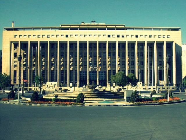 طيلة العقود الماضية كان المواطن في مواجهة دائمة مع هذه الشريحة بشكل مباشر، وقد كان خاسراً بهذه المواجهة التي كانت نتائجها السلبية تنعكس على معيشته يومياً