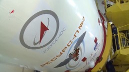 روسيا تطلق قمرا صناعيا لسبر الأرض