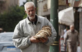 زاد في الوضع سوءاً خلال الأشهر المنصرمة الإصرارُ الرسمي المصري على تسليم جزيرتي تيران وصنافير إلى السعودية