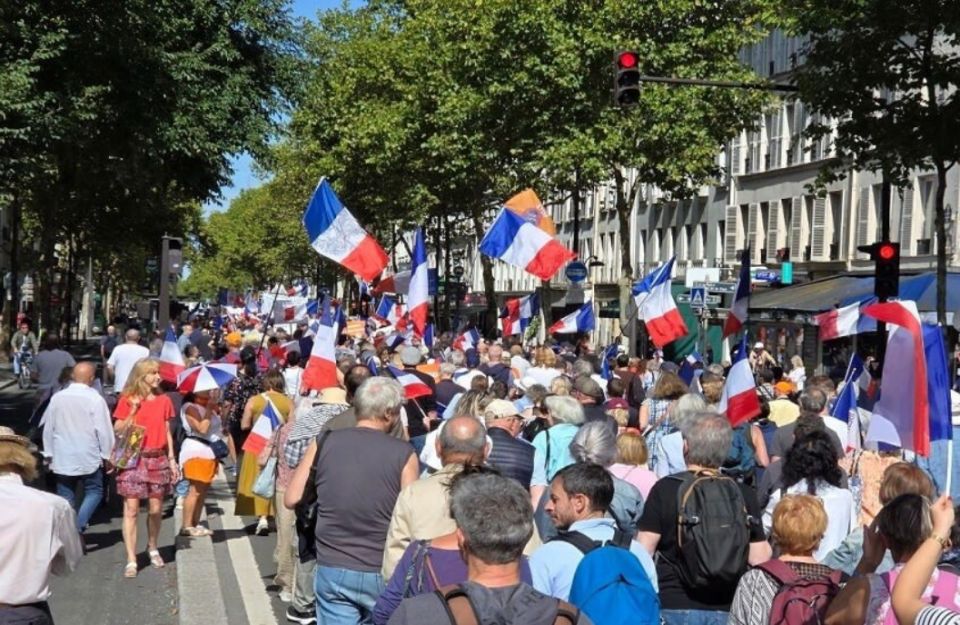 باريس: مظاهرة تطالب باستقالة ماكرون مع اقتراب التصويت على سحب الثقة من الحكومة