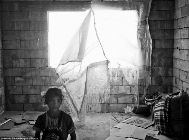 فتاة على السور ليلة رأس السنة