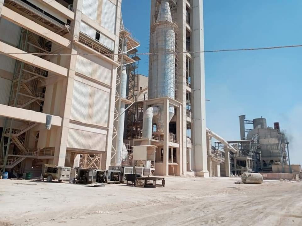 الطلب يتضاعف والإنتاج لا يكفي... هل نُعيد إعمار سورية بالإسمنت المستورد؟