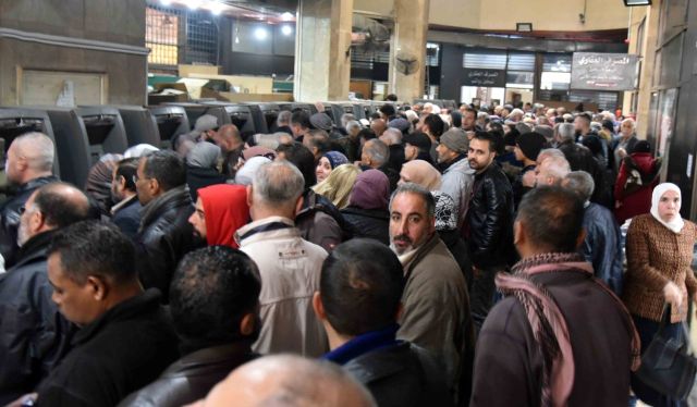 في جرمانا... إرهاق الطوابير قدر يلاحق أصحاب الأجور!