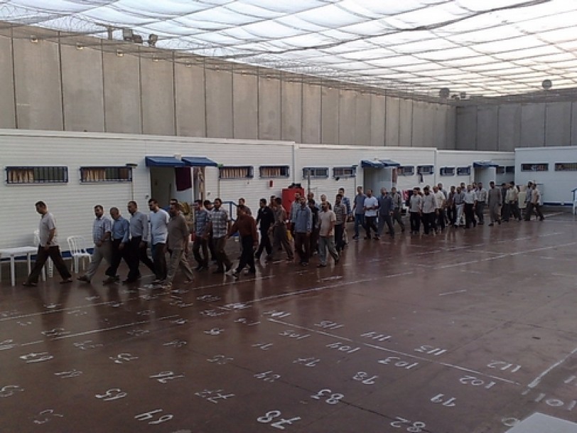 الأسرى الفلسطينيون يخوضون في سجون الاحتلال إضراباً عن الطعام