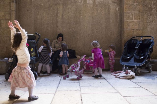 حصة الدولة من دخل الأسرة السورية تتجاوز النصف.. والسوريون يعيشون بـ(معجزة)