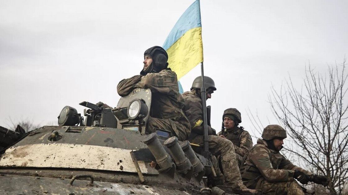 هجوم أوكراني واسع على دونيتسك أثناء وجود قائد الأركان الروسي على الجبهة