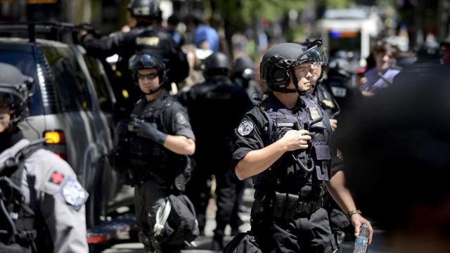 نيوزويك: قطع تمويل الشرطة ليس كافياً لوقف العنصرية