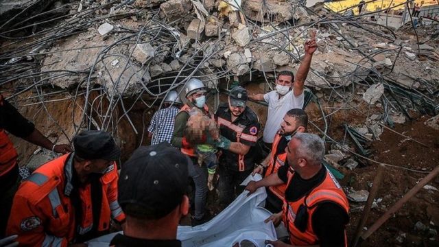 استشهاد 8 أطفال وسيدتين من عائلة واحدة، بمجزرة للاحتلال بمخيّم الشاطئ