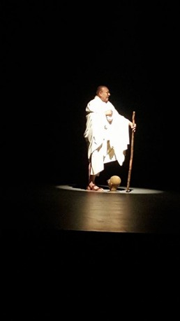 غاندي في الحمراء